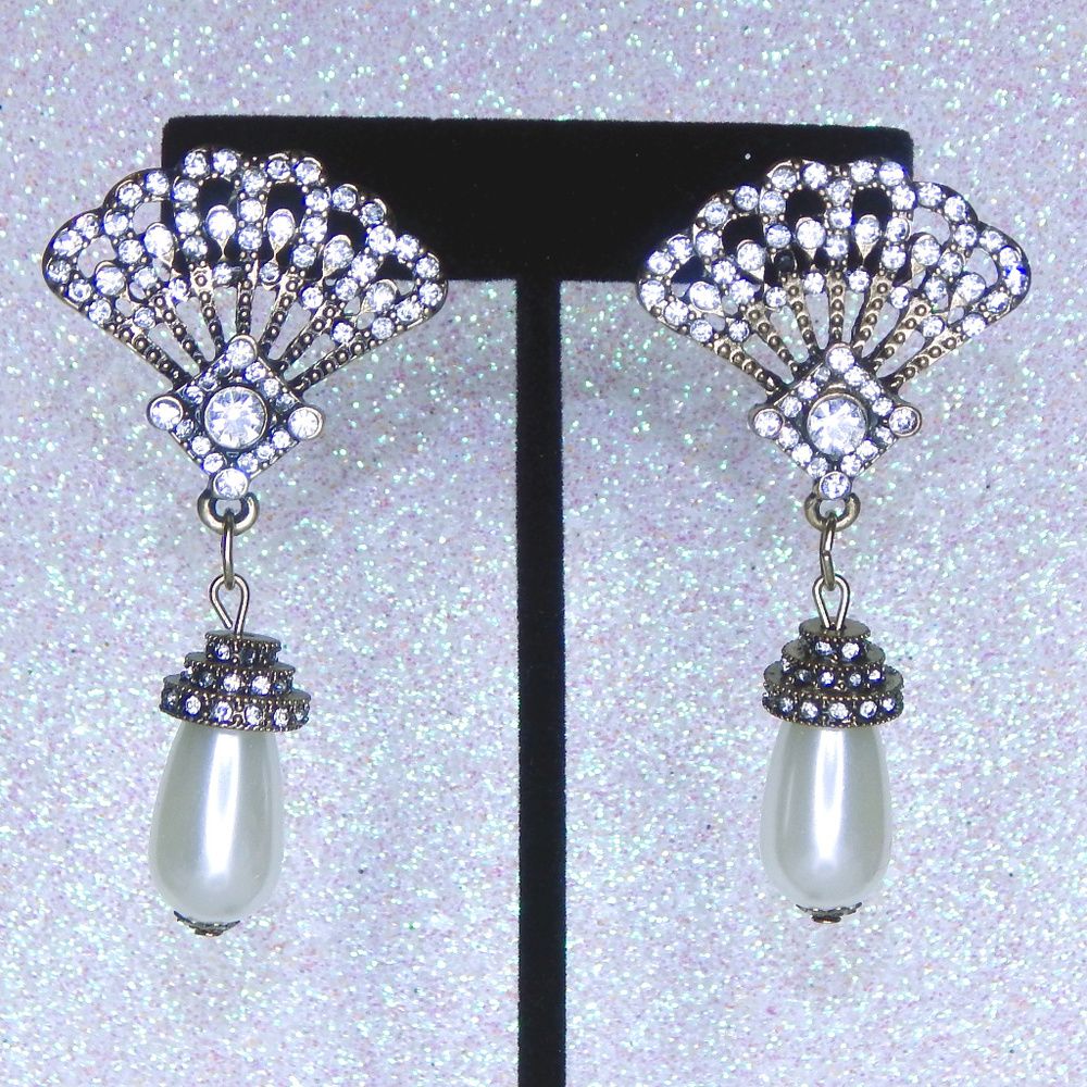 Gold post fan and pearl earrings